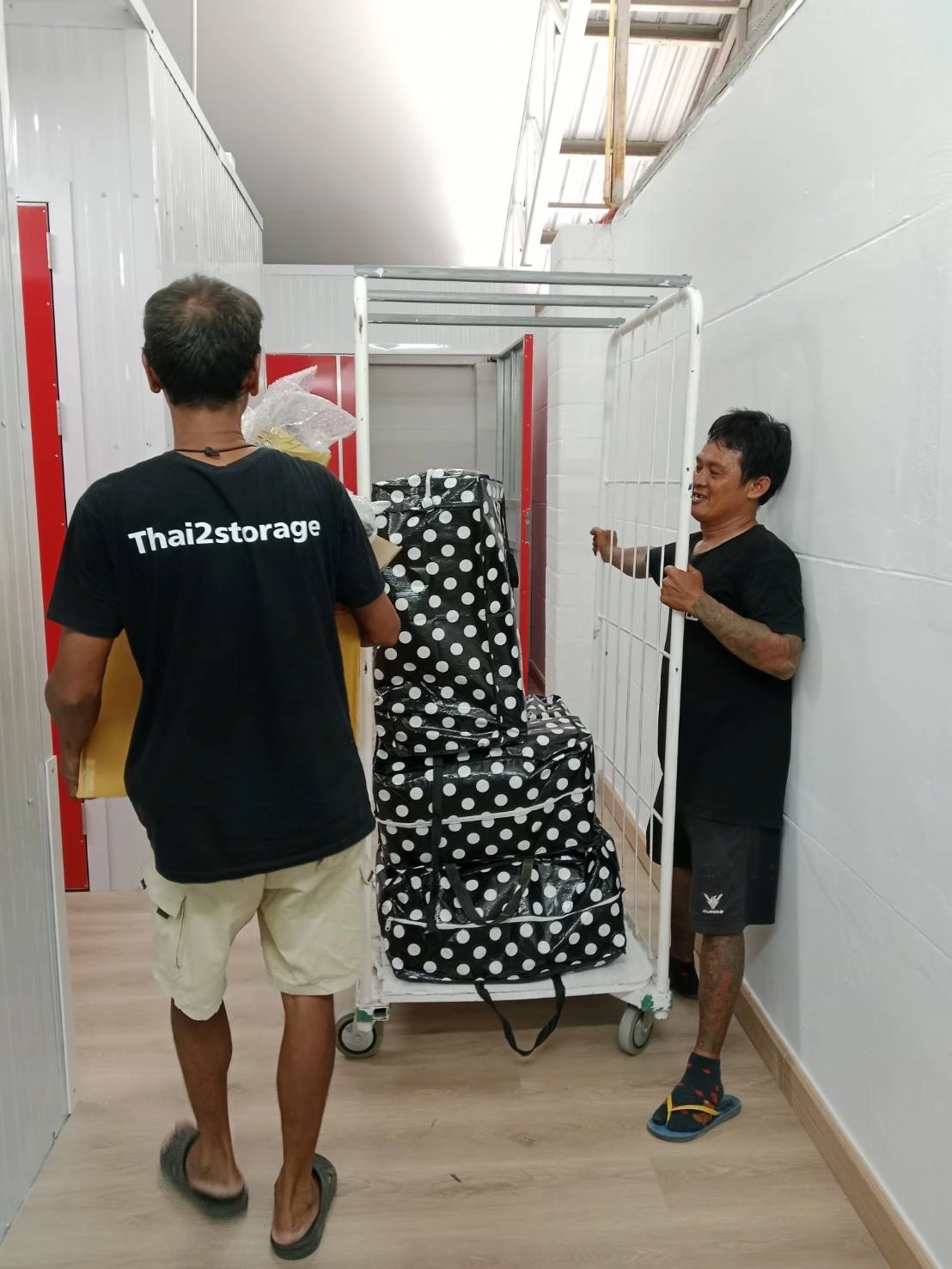 ลูกค้าขนของเข้าโกดังเช่าราคาถูกที่ Thai2Storage บางบัวทอง
