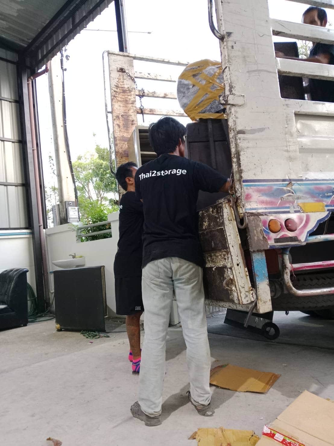 คลังสินค้าให้เช่า นนทบุรี เก็บของชิ้นใหญ่พร้อมทีมขนย้าย Thai2Storage